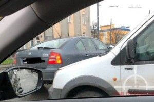 У Луцьку на перехресті мікроавтобус зіткнувся із легковиком (Фото)