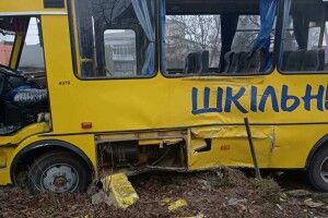 Вантажівка зіткнулася зі шкільним автобусом, в якому перебувало 12 учнів (Фото)