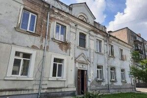 Лучанка з «кришталевою хворобою» просить міськраду оновити будинок на Ковельській