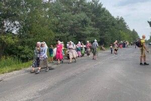 Сотні прихильників УПЦ МП з Волині та Рівненщини попри заборону організували пішу ходу до Почаївської лаври