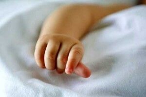 Напередодні Нового року жінка знайшла на порозі дому... немовля