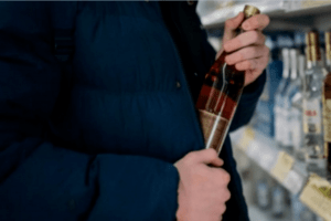 У Рівному чоловік намагався вкрасти пляшку «Мартіні», а коли не вдалося — розбив її