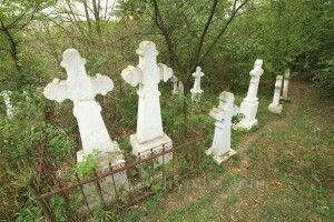 Волинянин познущався над могилами: йому повідомили про підозру