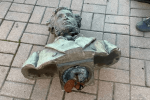 У Києві невідомі «дерусифікатори»  знесли пам’ятник  Пушкіну