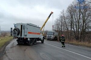 В Луцькому районі вантажівку знесло з дороги (Фото)