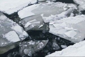 У крижаній воді опинилося...  5-місячне немовля