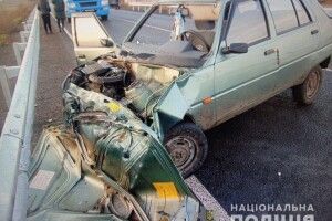 ЗАЗ влетів під фуру: в моторошній ДТП дівчині відірвало руку (Фото)