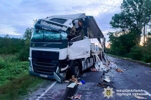 Нічна ДТП на Рівненщині: вантажівка зіткнулася з самохідним обприскувачем