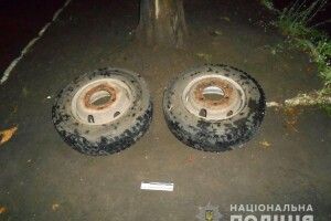 У Рівному 54-річна сторожиха допомогла затримати двох дебелих колесокрадів (Фото) 