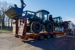 Замість лопат потужна техніка – стало відомо, куди Порошенко привіз екскаватори