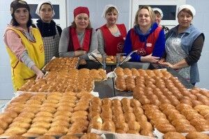 Невтомні підгайцівські господині продовжують готувати для воїнів (Фоторепортаж)