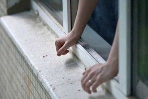 У Луцьку військовий намагався вистрибнути з даху багатоповерхівки