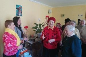 Приймали весняні квіти, хоч літа на осінь повернули