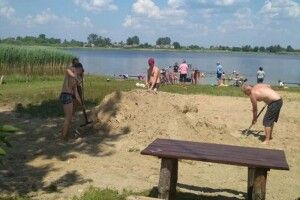 Провели благоустрій пляжу на озері Серех 