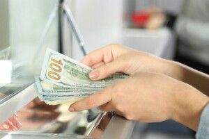 На Волині жінка намагалася обміняти в банку фальшиві долари