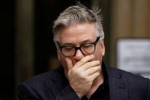 У сценарії не було стрілянини: помічниця режисера подала позов проти Болдвіна, який застрелив українку