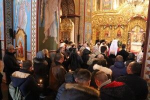 У Луцьку на відкриття церкви прийшло сотні людей без масок