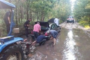 Шукали з квадрокоптером: на рівненських заболочених дорогах загубився німецький гість 