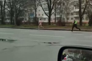 Вулицями Тернополя гасав голий чоловік (Відео 18+) 