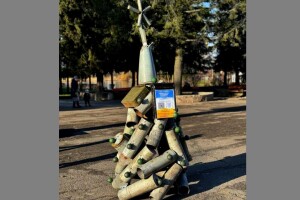У місті на Волині встановили новорічну ялинку, виготовлену зі снарядів