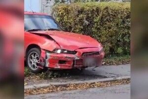 У Луцьку оштрафували водійку, яка влетіла в приватний будинок і втекла