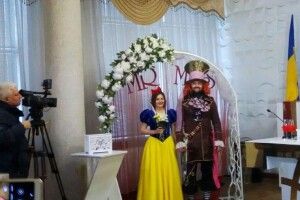 Наречена з Рівного виходила заміж у вбранні «Білосніжки», щоб весілля сподобалось ...її дітям 