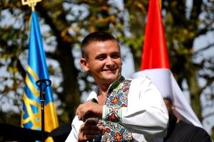 Заслужений артист України з Луцька воює в складі Нацгвардії і співає в окопах (Відео) 