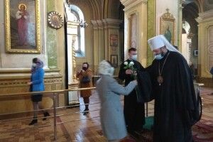 Митрополит Луцький і Волинський Михаїл подарував по троянді усім прихожанкам, які на Благовіщення прийшли на службу до кафедрального собору Святої Трійці