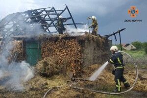 На Волині через грозу загорілась господарська споруда