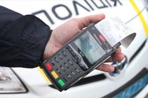 «Ти не ти, коли голодний»: жінка з'їла квитанцію, щоб не платити штраф (Відео)