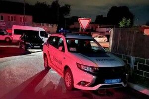  Дебошир стріляв по поліцейських, бо дуже хотів горілки (Фото)