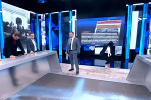 Кремлівська пропагандистка, репетуючи в прямому етері про «ісконно руццкій Крим», гепнулася на підлогу й зламала руку (Відео)