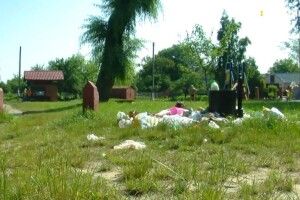 Єдиний дозволений у Луцьку пляж потопає в смітті
