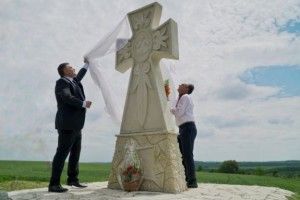 На Одещині боєць АТО витесав пам’ятний знак козакам