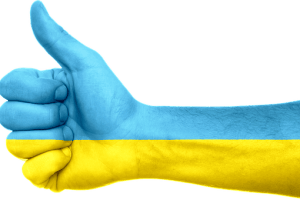 47% українців вважають, що економічне становище за рік не змінилось, але хвалять дороги і курс валют - опитування