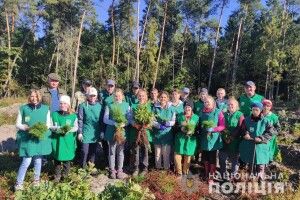 На Волині школярі з поліцейським садили ліс 