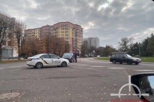 У Луцьку на кільці зіткнулись Lexus та Dodge (Фото)