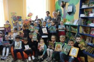 Жовтень вчив луцьких першокласників читати книгу осені (фото)