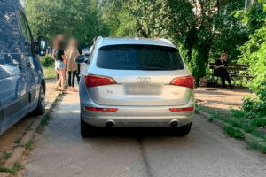 Жінка на позашляховику переїхала дитину та потрапила на камеру (Відео 18+)