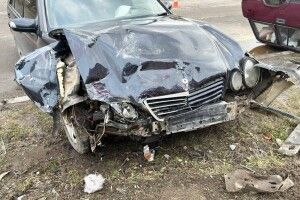 На Рівненщині автомобіль після зіткнення з іншим збив двох дітей (Фото)