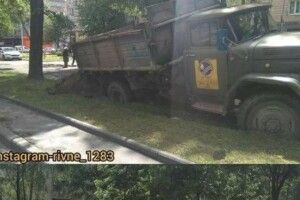 Посеред Рівного вантажівка провалилася в ґрунт