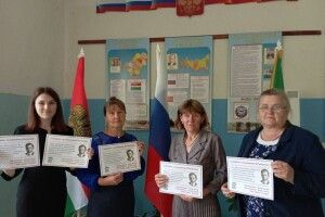 На росії вчителі привітали путіна портретами молодого Бандери (Фото, відео)