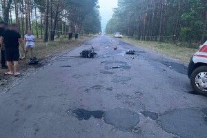 Авто перекинулося на дах: у Камені-Каширському юний мотоцикліст наробив лиха (Фото)