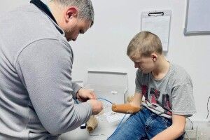 Втратив руку на січкарні: у Львові встановили перший дитячий протез 