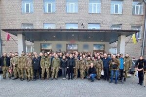 Звільнені з полону бійці повертаються додому