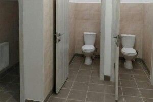З кульками та червоною стрічкою: на Рівненщині урочисто відкрили шкільний туалет (Фото)