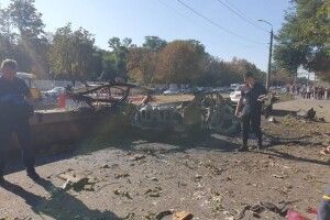 Тіла розірвало на частини: на зупинці вибухнула іномарка
