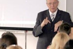 НАШ ПОЛЬСЬКИЙ КОРЕСПОНДЕНТ ЧИТАЄ ЛЕКЦІЇ СТУДЕНТАМ