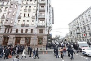 Убивця Вороненкова помер під час операції