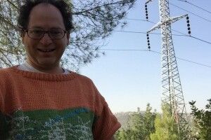 Чоловік в’яже собі светри, які роблять його знаменитим (фото)
